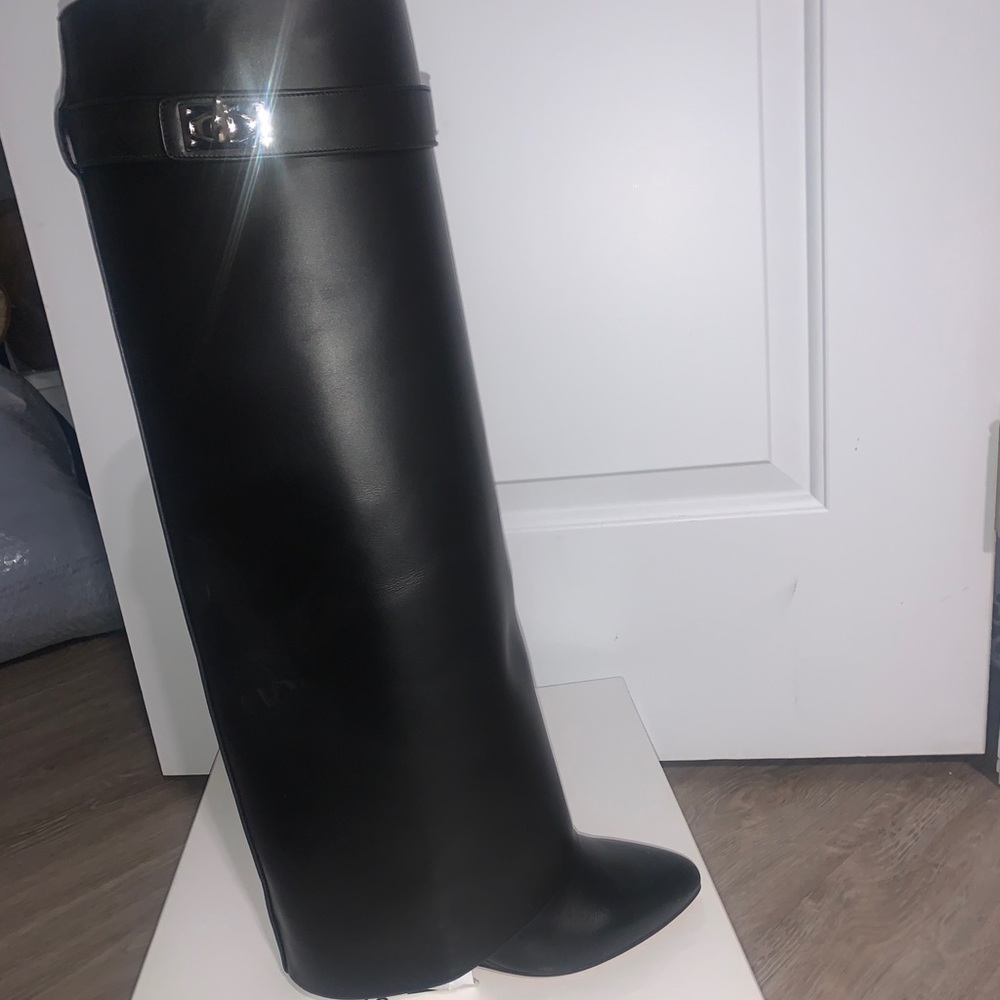 BRAND NEW. Worn once just to try on